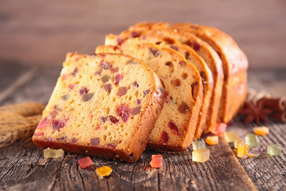 Comment faire pour que mes fruits confits et raisins secs soient bien répartis dans mon cake ?