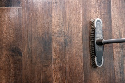 Comment rafraîchir, redresser le crin de votre balai ?