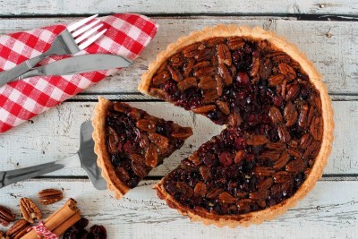Tarte aux noix et à la confiture de groseille