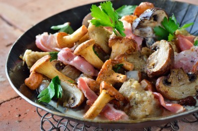 Poêlée de champignons, lardons et fromage de chèvre