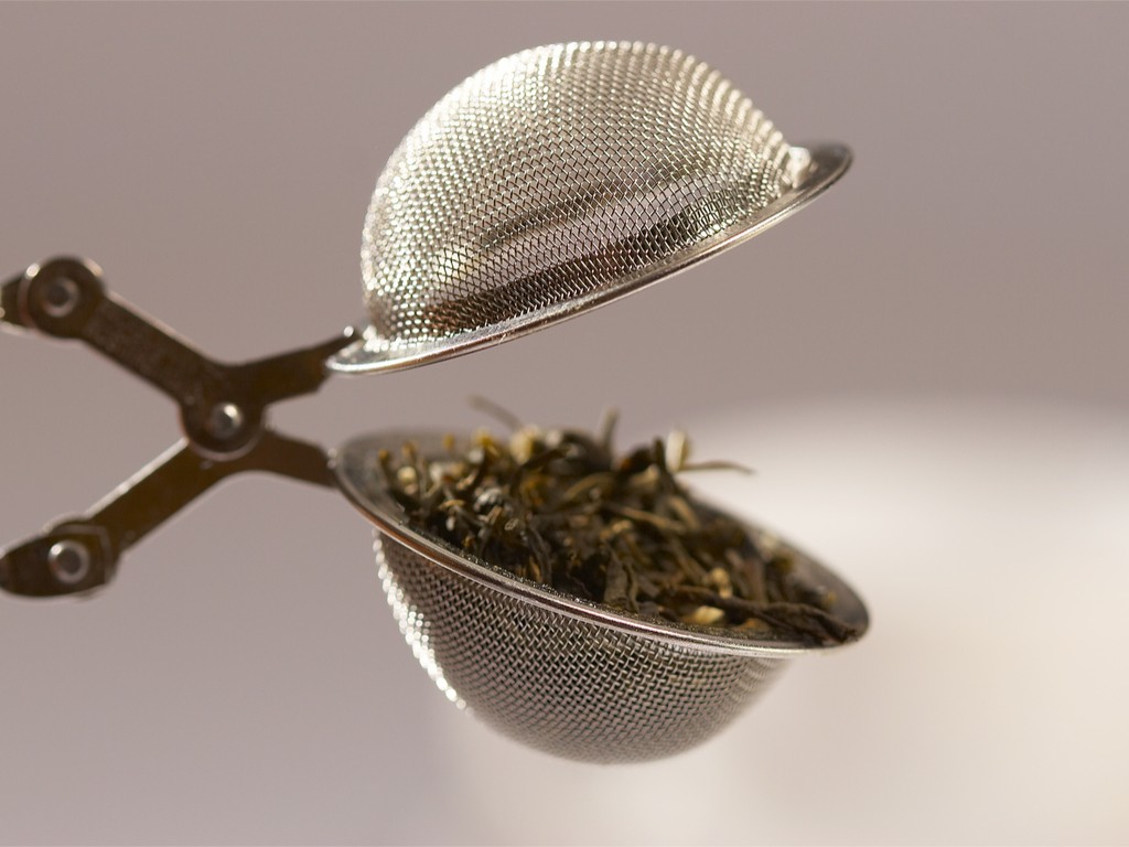 Comment retirer facilement les herbes séchées d'une cuisson ?