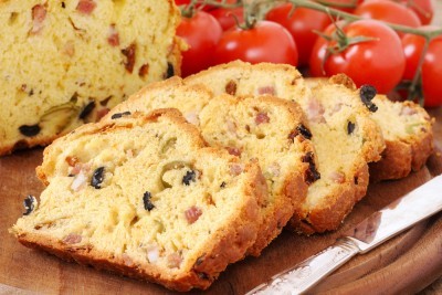Cake aux magrets de canard, olives et fromage