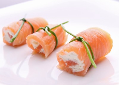 Roulé au saumon fumé, pamplemousse et Saint-Moret