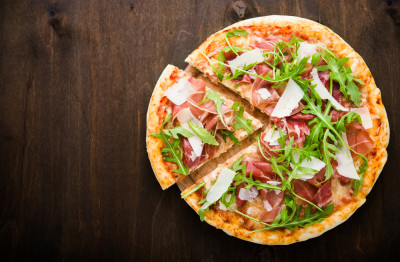 Pizza au jambon de Parme et à la roquette