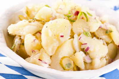 Salade de pommes de terre aux oignons et cornichons