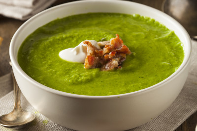 Velouté de brocolis et chips de bacon