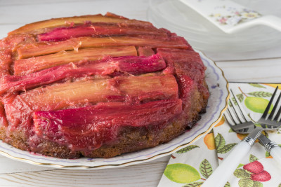 Gâteau renversé à la rhubarbe