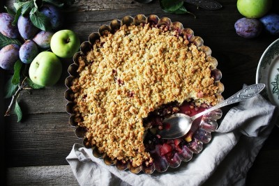 Crumble aux pommes et aux pruneaux