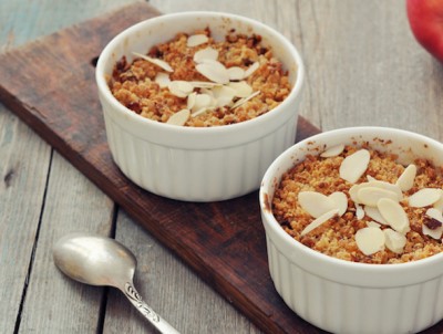 Crumble à l'amande, nectarine et noisette