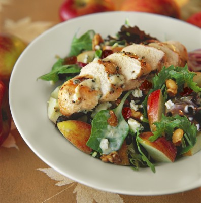 Salade de poulet, pommes-cacahuètes