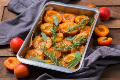 Abricots cuits au miel, sauge et romarin
