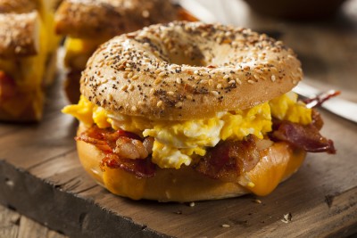 Bagels oeufs brouillés et bacon
