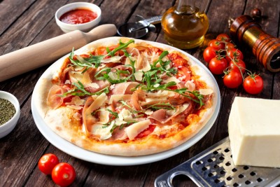 Pizza au jambon cru et à la roquette