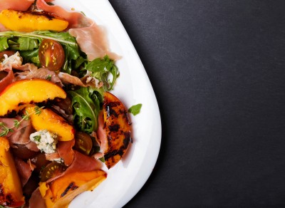 Salade de pêches rôties au jambon fumé