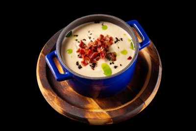 Velouté de chou-fleur, bacon et noisettes