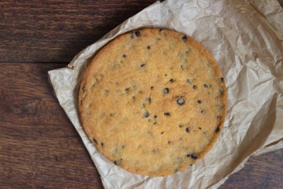 Cookie géant aux pépites de chocolat et noix de macadamia