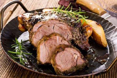 Gigotin d’agneau à la sarriette et aux pignons