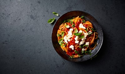 Pâtes à la feta et tomates rôties au four