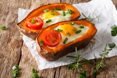 Patates douces farcies aux oeufs et à la tomate