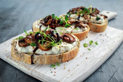 Toasts aux mousserons de printemps