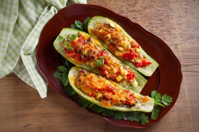 Courgettes farcies à la tomate et au poulet maison