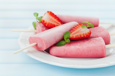 Glaces au yaourt à la vanille, fraises et crumble