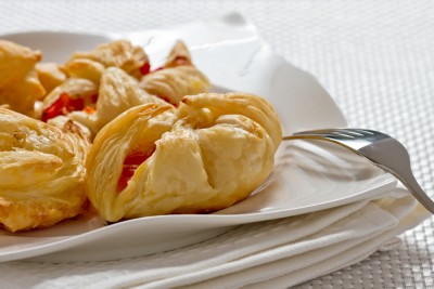 Feuilletés de tomates, crème d'ail et parmesan