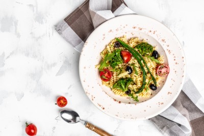 Salade de fusilli aux asperges, tomates cerises et olives noires