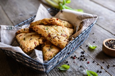 Petits pains au fromage, bacon et ciboulette
