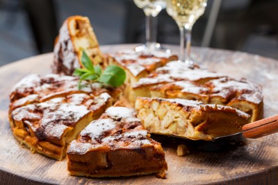 Gâteau aux pommes, amandes et raisins secs