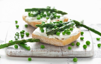 Tartines aux asperges et petits pois