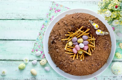 Gâteau aux oeufs de Pâques en chocolat