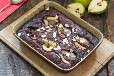Gâteau moelleux au chocolat, poires et amandes
