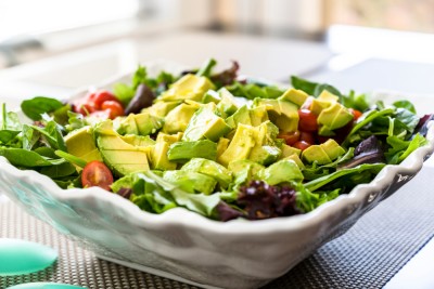 Salade à l'avocat et à la tomate