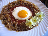 Oeufs au plat et aux oignons confits