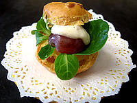 Petits choux farcis au saumon fumé et aux raisins