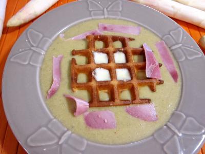 Mâche en velouté et sa gaufrette à la mozzarella