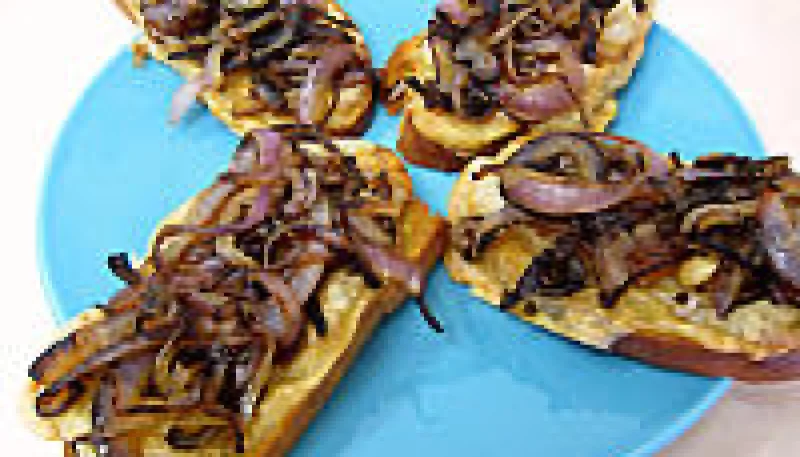 Croûtes à la mozzarella et aux oignons