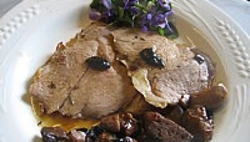 Epaule d'agneau aux cèpes et aux olives