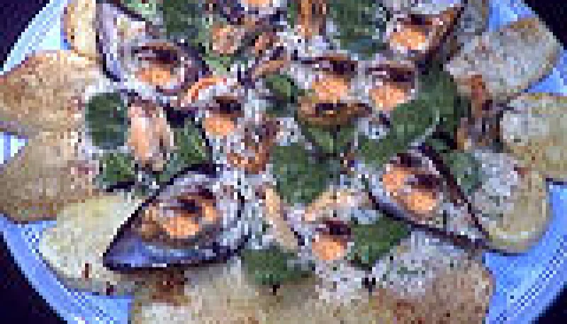 Salade d'épinards tièdes aux moules et son coulis de ciboulette
