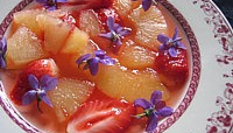 Soupe de violettes à l'ananas et aux fraises