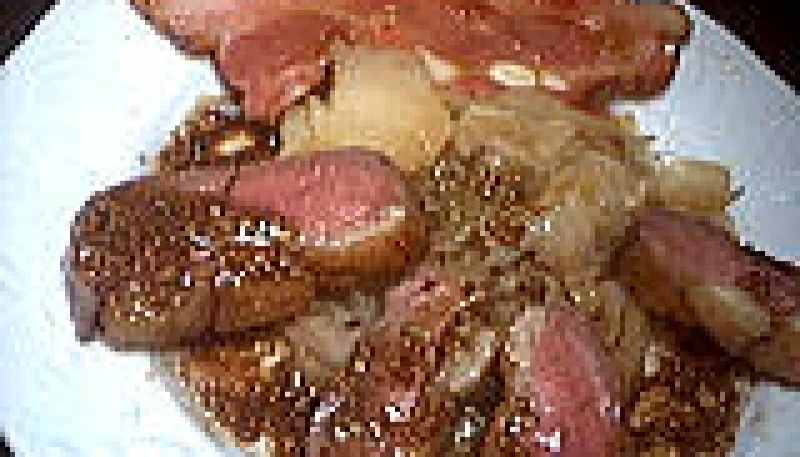 Magret en salade tiède au chou