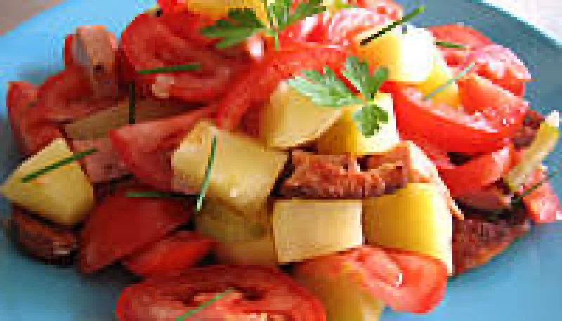 Saucisses et de cervelas en salade