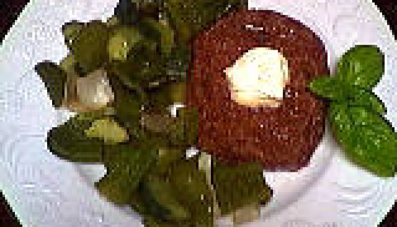 Steak haché au concombre et poivrons