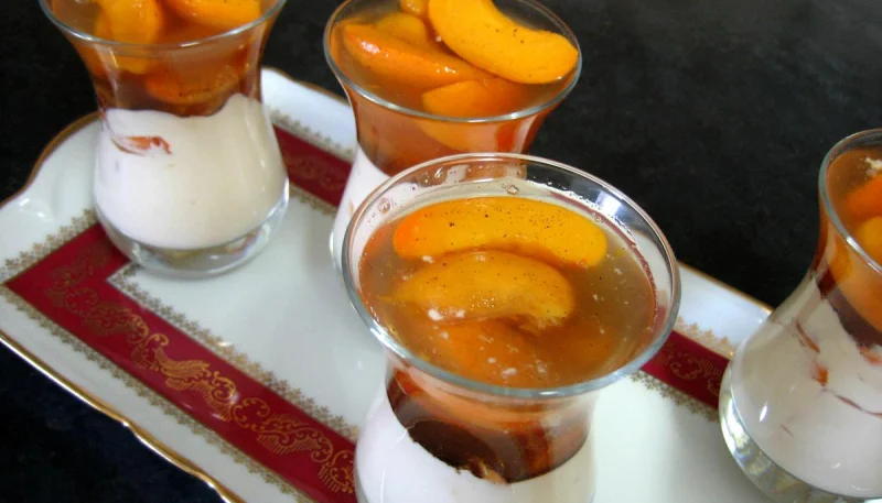 Abricots au fromage blanc et au floc de Gascogne