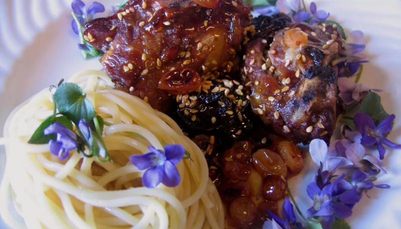 Agneau aux violettes et aux graines de sésame