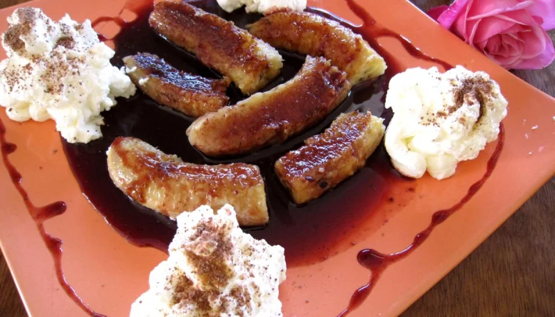 Bananes au vin rouge et chantilly