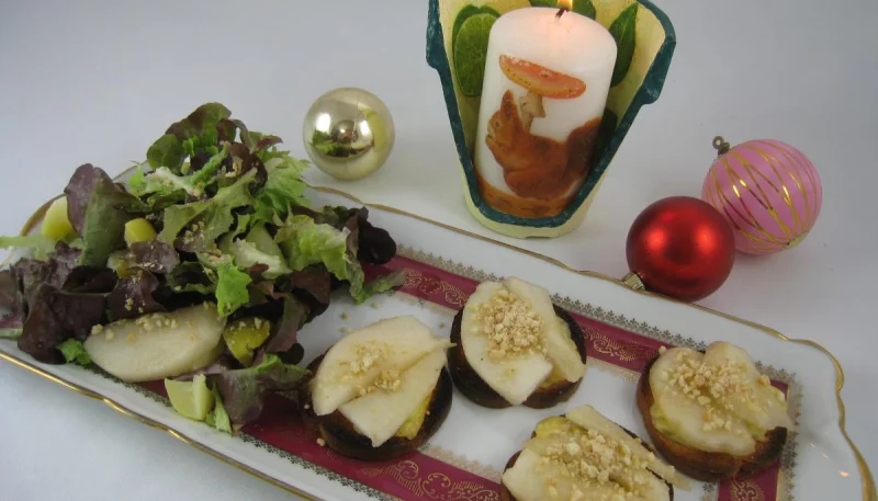 Canapés au bleu de Bavière et aux poires