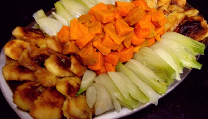 Chapon aux pommes et légumes avec sauce au champagne et armagnac