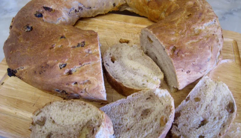 Couronne aux châtaignes, noix et raisins secs